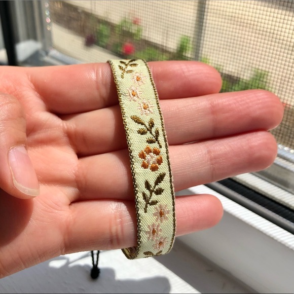 ๑ Vintage Sweet Natural Floral Embroidered Trim Bracelet ๑ - Picture 3 of 4